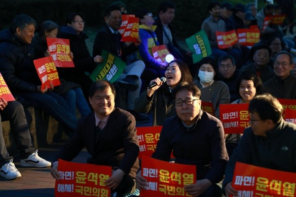 ‘윤석열 석방 규탄! 윤석열 즉각 파면! 45차 진주 시민대회' 열려(사진제공 윤석열퇴진 진주비상행동)