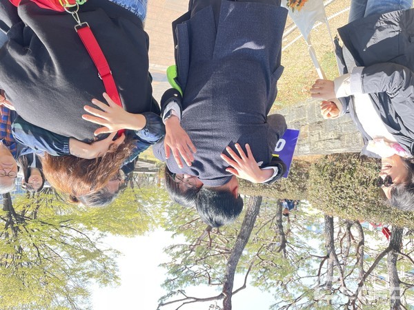 진주시청 광장에 모인 시민들, 헌재 탄핵 판결 생중