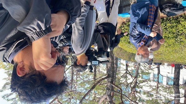 진주시청 광장에 모인 시민들, 헌재 탄핵 인용 시청