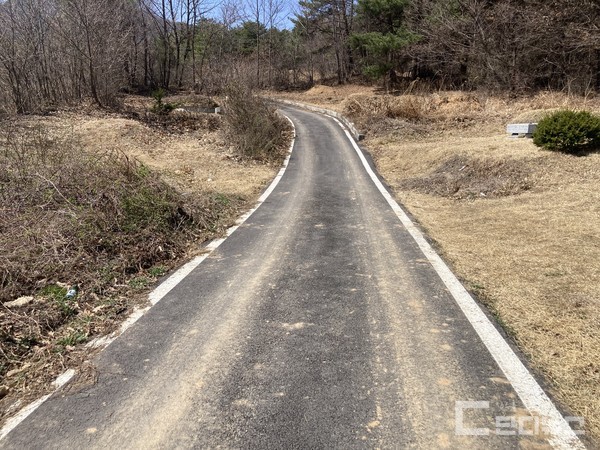 함양군의회 양인호 군의원(국민의힘, 안의·지곡·서상·서하)이 국공유지를 무단으로 점유하여 부모의 묘소와 자신의 농지로 이용하고 있으며, 해당 부지로 이어지는 도로는 특혜성 공사로 포장되었다는 의혹을 제기했다.(사진제공 함양난개발대책위원회 최상두)