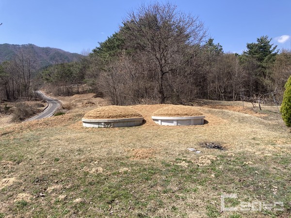 함양군의회 양인호 군의원(국민의힘, 안의·지곡·서상·서하)이 국공유지를 무단으로 점유하여 부모의 묘소와 자신의 농지로 이용하고 있으며, 해당 부지로 이어지는 도로는 특혜성 공사로 포장되었다는 의혹을 제기했다.(사진제공 함양난개발대책위원회 최상두)