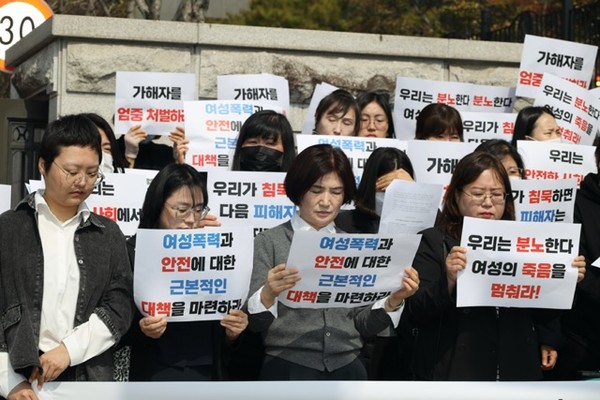 오늘 (10일) 창원지방법원 진주지원 앞에서 열린 '사천 10대 여성 살해 사건' 엄벌 촉구 기자회견이 열렸다.(사진제공 뉴스사천) 
