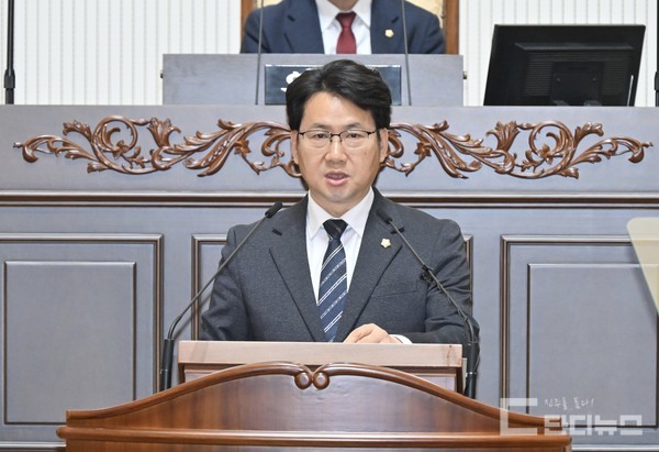 윤성관 진주시의원은 9일 창업생태계 조성을 위한 진주시의 노력을 다시 한번 촉구하는 한편, 침체일로의 원도심 유휴 공간을 창업 지원 공간으로 제공하자고 진주시에 제안했다.(사진 제공: 진주시의회)