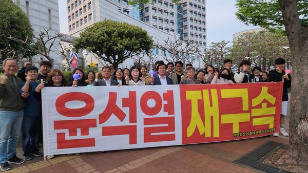 지난(16일) “윤석열 재구속하라!”, “내란 동조 한덕수 처벌하라!”, “이완규 지명 철회하라!”을 외치며 내란 청산 사회 대개혁 진주 비상 행동은 집회를 열었다. Ⓒ사진제공 내란 청산 사회 대개혁 진주 비상 행동
