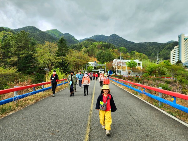 4청암, 적량, 악양의 경계에 솟은 칠성봉을 배경으로Ⓒ숲샘 최세현