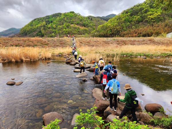 청암천 징검다리를 건너 관점마을로 향하다.Ⓒ숲샘 최세현