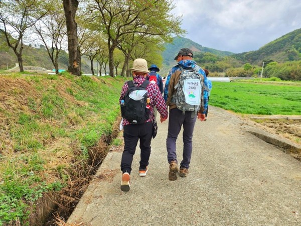 손 꼭 잡고 걷는 부부 길동무 염장 샷Ⓒ숲샘 최세현