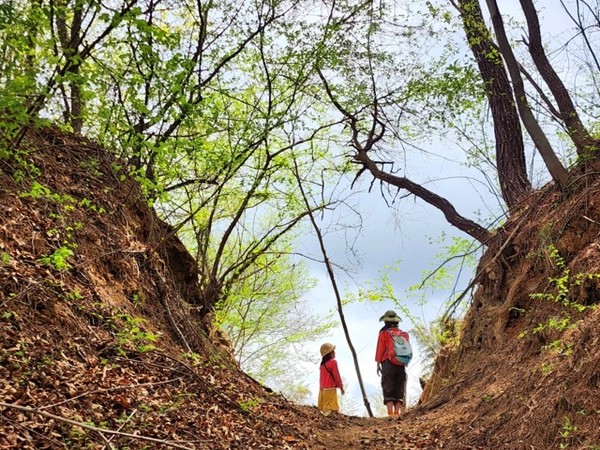 장구목을 넘고 있는 혜리 예빈이 자매 Ⓒ숲샘 최세현