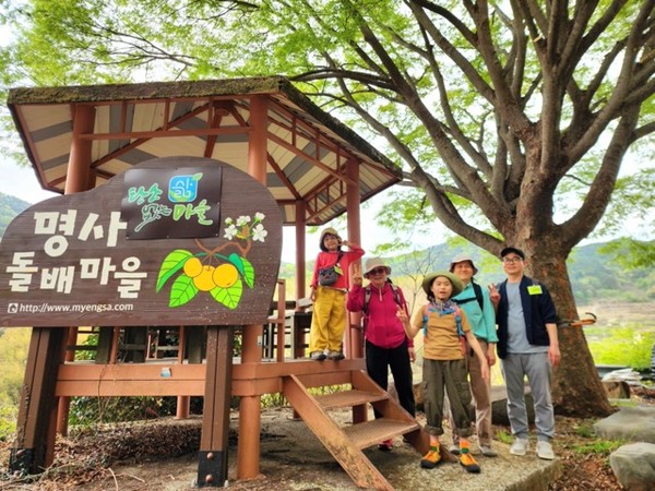 명사마을 들머리 느티나무를 배경으로 삼대가 가족사진을 찍다. Ⓒ숲샘 최세현