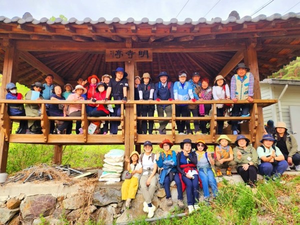 명사정에서 시 낭송과 함께 음악 감상을 하면서 낭만을 즐기다. Ⓒ숲샘 최세현