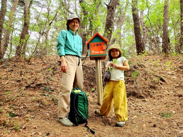 존티재에서 둘레길 인증 도장을 찍은 예리와 엄마의 다정한 모습 Ⓒ숲샘 최세현 
