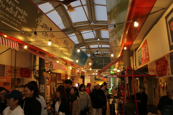 진주의 대표 전통시장인 진주중앙시장이 시장 2층 비단길 청년몰에서 시민과 관광객 모두가 함께 즐길 수 있는 이색 축제인 ‘호프 1884’ 생맥주 축제를 선보인다.(사진 제공:진주시)