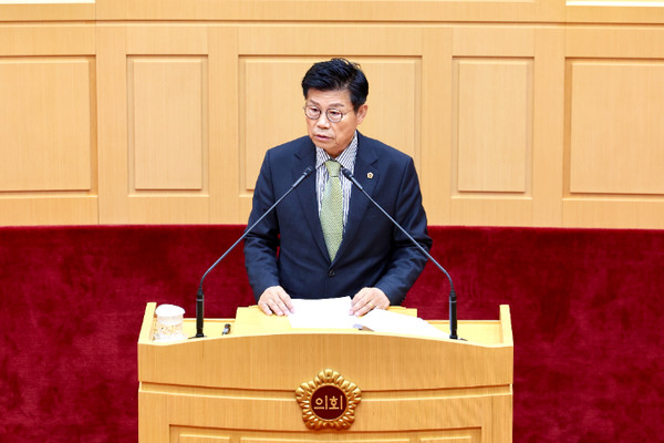  전남도의회 농수산위원회 김문수 위원장(더불어민주당·신안1)은 5일 제387회 임시회 제1차 본회의에서 쌀 산업 구조개혁의 일환으로 정부에서 추진중인 '벼 재배면적 8만ha 감축 철회'를 촉구했다. 전남도의회 제공