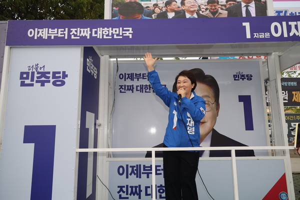 이언주 선대위원장이 유세 차량에 올라 시민들에게 인사하고 있는 모습(사진제공 뉴스사천 강무성 기자)