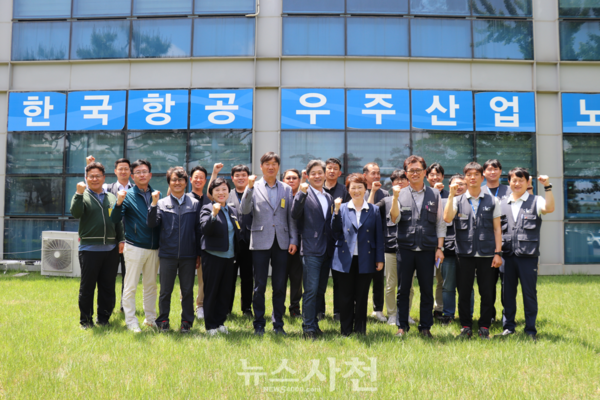 더불어민주당 이재명 대선 후보 공동선대위원장이자 후보직속 경제성장위원장 이언주 최고위원이 20일 경남 사천 항공우주산업(KAI)을 방문해 경청투어를 이어갔다.(사진=더불어민주당)