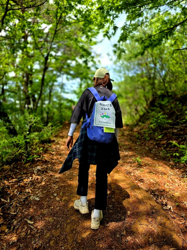 ‘지리산을 그대로’ 배낭 깃발을 단 길동무들의 뒷모습이 더 아름답다.ⓒ숲샘 최세현