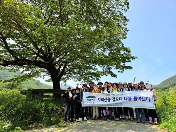 흰 꽃들을 모두 내려놓았지만 초록 그늘을 내어주신 서당마을 370세 이팝나무 어르신을 배경으로...ⓒ숲샘 최세현