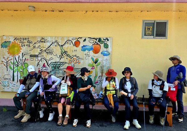 율곡마을 할머니들이 직접 그리신 마을 벽화ⓒ숲샘 최세현