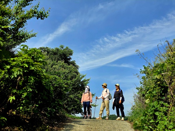 하동읍으로 들어서는 고갯마루에 선 길동무들ⓒ숲샘 최세현