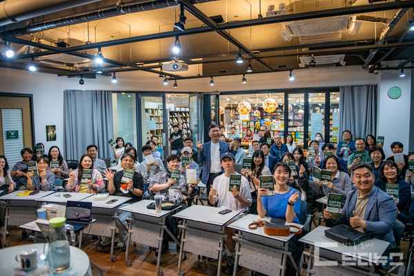 ‘조선이 만난 아인슈타인’을 만난 ‘진주’ 를 주제로 민태기 박사가 강연을 마치고 참석자들과 기념 촬영을 했다. 