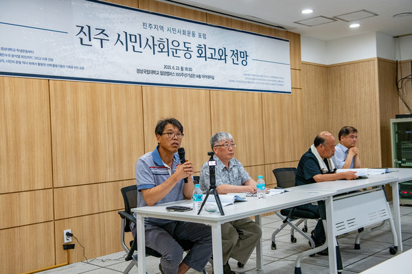 진주시민사회운동 포럼 열려, 하정우 전 서경연합 집행위원장이 2000~2010년대 진보연대 활동을 소개하고 있다. 