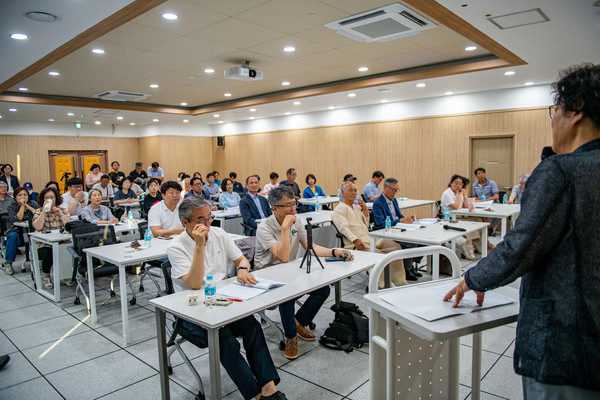 진주시민사회운동 포럼 열려, 안기옥 경상대 74학번 동문의 격려사가 이어졌다. 