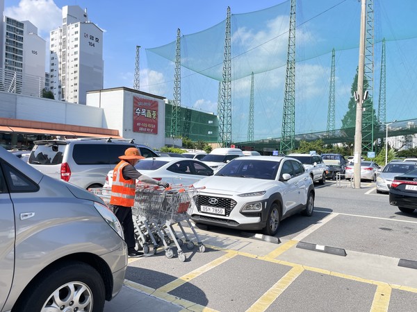 폭염에도 야외에서 일해야 하는 주차관리 노동자의 모습 
