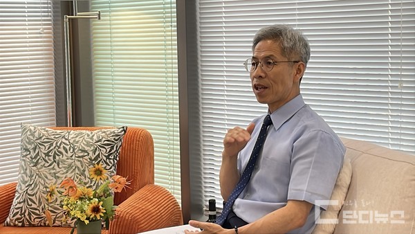  7월 15일 오후 진주의 한 찻집에서 민주노동당 권영국 대표를 만나 현재 한국 정치 사회의 현실에 대한 진단과 진보정당이 나아가야 할 방향에 대해 물었다.​