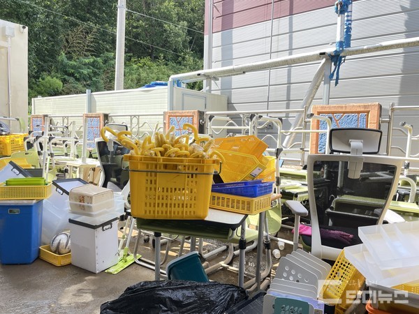 명석초·중학교는 운동장을 포함해 1층 전체가 물에 잠겼다. 교실 안 책상과 의자, 컴퓨터 등 모든 비품이 흙탕물에 젖어버렸다.