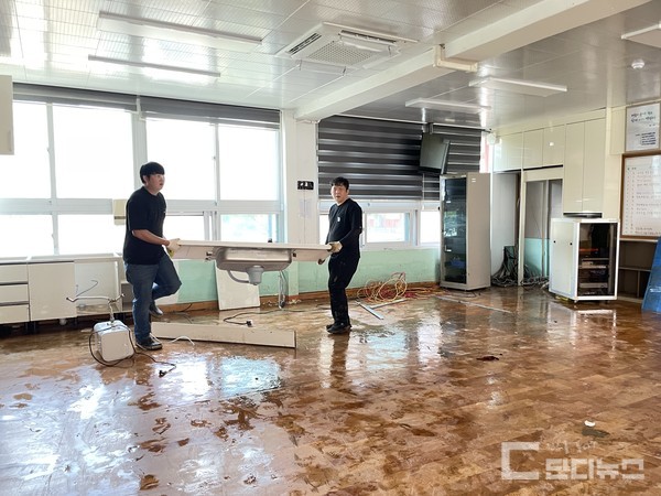 명석초·중학교는 운동장을 포함해 1층 전체가 물에 잠겼다. 교실 안 책상과 의자, 컴퓨터 등 모든 비품이 흙탕물에 젖어버렸다.