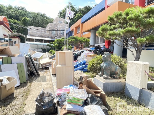 명석초·중학교는 운동장을 포함해 1층 전체가 물에 잠겼다. 교실 안 책상과 의자, 컴퓨터 등 모든 비품이 흙탕물에 젖어버렸다.