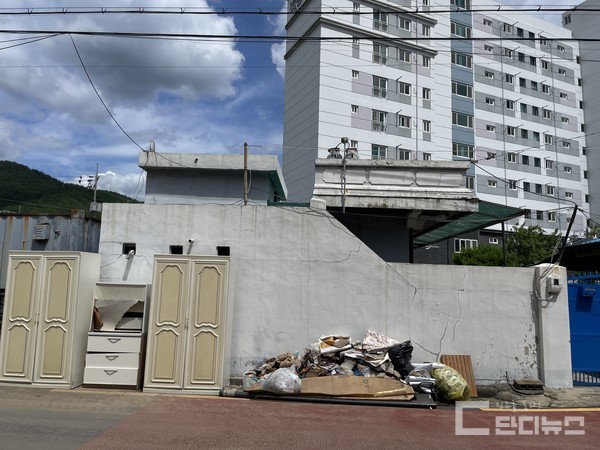 삭평 마을의 84세 이길순 할머니는 “봄에 자식들이 새로 해준 도배와 장판인데, 병원에서 막 퇴원해 와보니 다 버리게 생겼다”며 눈시울을 붉혔다.