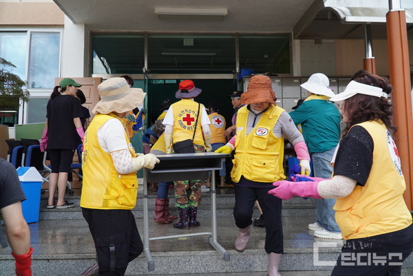 20일 오전피해 복구를 위해 진주교육지원청 직원들과 자원봉사단체협의회 회원 80여 명이 나섰고, 무더운 날씨에도 자원봉사자들이 손길을 보태 깔끔하게 정돈 되기도 했다.