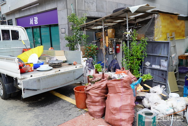 20일 오전피해 복구를 위해 진주교육지원청 직원들과 자원봉사단체협의회 회원 80여 명이 나서 깔끔하게 정돈되었다.