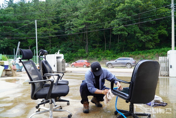 직원들은 진흙에 묻은 장비를 일일이 닦고 있었다. 