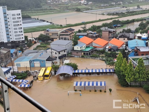 지난 폭우로 인해 물에 잠긴 명석초 모습 