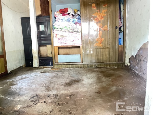 삭평마을 90대 노인이 혼자 살던 집에 물이 방안까지 들이쳤다. 