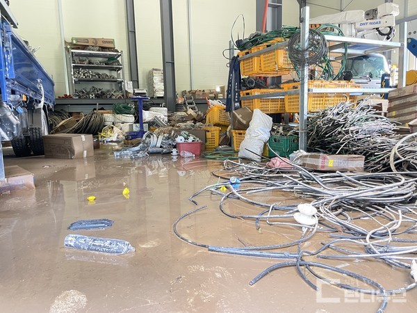 지역 중소기업도 직격탄을 맞았다. 명석면의 한 전기설비업체는 주차돼 있던 차량 5대와 보관 중이던 전선, 장비 등이 물에 잠겨 2~3억 원의 피해가 예상된다.