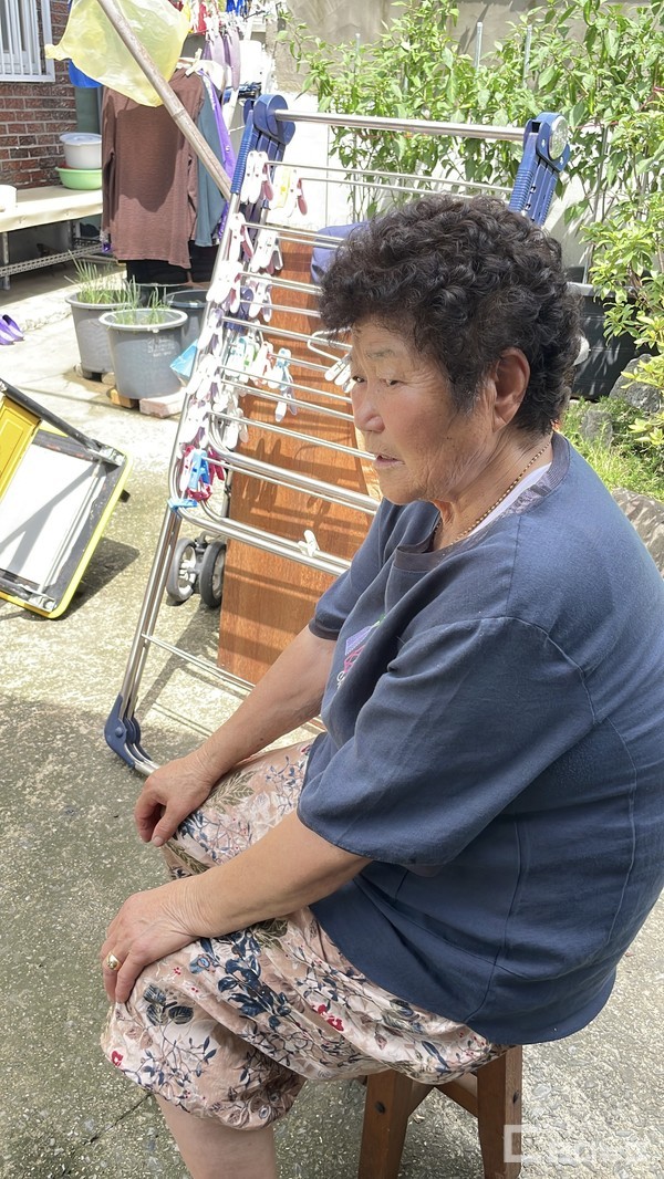 삭평 마을의 84세 이길순 할머니는 “봄에 자식들이 새로 해준 도배와 장판인데, 병원에서 막 퇴원해 와보니 다 버리게 생겼다”며 눈시울을 붉혔다.