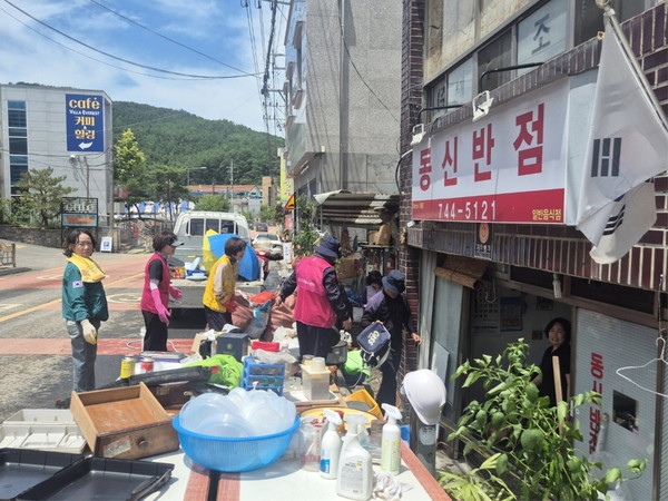 20일 오전피해 복구를 위해 진주교육지원청 직원들과 자원봉사단체협의회 회원 80여 명이 나서 깔끔하게 정돈되었다.