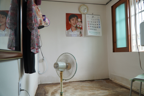 삭평 마을의 84세 이길순 할머니는 “봄에 자식들이 새로 해준 도배와 장판인데, 병원에서 막 퇴원해 와보니 다 버리게 생겼다”며 눈시울을 붉혔다.