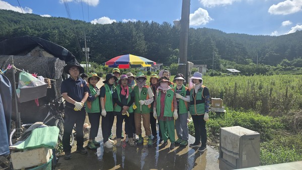 이규섭(더불어민주당,평거·신안) 진주시의원은 오늘(26일) 평거동 자율방재단과 함께 명석면 관지리의 침수 피해 비닐하우스를 찾아 농자재와 시설을 정비하는 복구 활동에 나섰다.