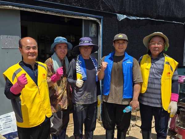전종현(더불어민주당, 명석· 대평· 수곡· 이현· 판문) 의원은 지난 23일 수곡면을 찾아 비닐하우스에 유입된 흙과 폐기물을 정리하고, 양식장을 벗어난 우렁이를 구조하는 등 복구 작업을 진행했다.