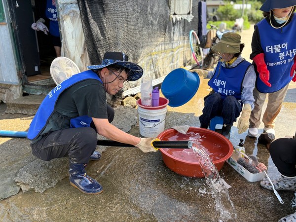 박재식(더불어민주당, 문산읍, 내동면, 정촌면, 금곡면, 충무공동) 진주시의원은 지난 22일 명석면 일대 침수 피해 비닐하우스를 찾아 농자재와 시설을 정비하는 복구 활동에 나섰다.