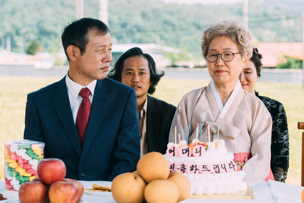 김록경 감독의 ‘잔칫날’은 2020 부천국제판타스틱영화제에서 작품상을 비롯한 4관왕을 수상하며 화제가 됐던 작품으로, 경남지역 영화 가운데 이례적인 성과를 이뤘다는 평가를 받았다. 