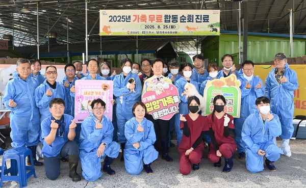 진주시는 25일 축산 관련 유관기관 관계자 등 45명이 참가한 가운데 진주시동물보호센터 유기동물 280마리와 소사육 농가를 대상으로 무료 합동순회 진료를 실시해 큰 호응을 얻었다.(사진 제공: 진주시)