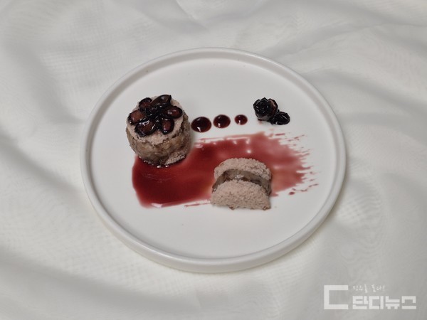 ▲포도떡샌드: 달콤한 포도와 쫄깃한 떡의 신선한 조화 ⓒ이윤주