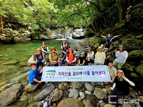 옥녀탕에서 길동무들과 펼침막을 펼치다.