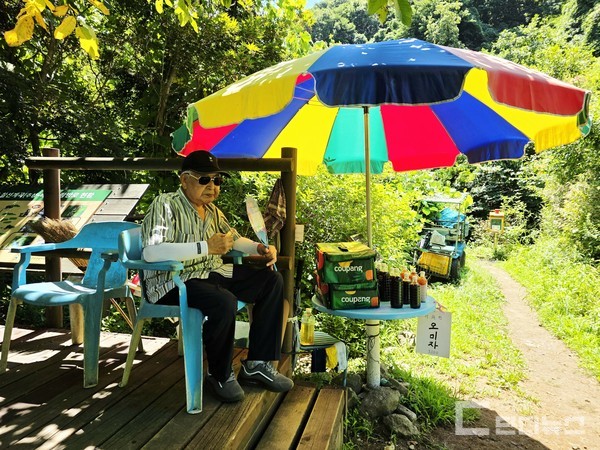 오미자 원액을 팔고 계시는 두지동마을 윤종일 어르신