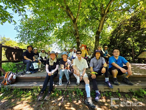 두지동마을을 지키고 있는 호두나무 아래서...